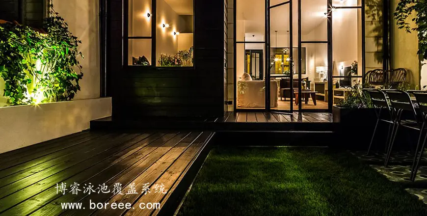 自动伸缩平移泳池盖安装在院子里